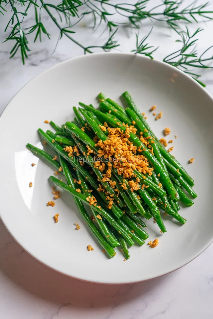 Green Beans with Garlic: Easy 15-Minute Side Dish 4 perfectly cooked green beans with garlic served on a white plate