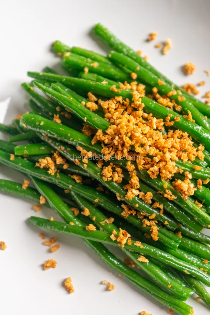 Green Beans with Garlic: Easy 15-Minute Side Dish 12 close up view of crispy golden garlic coating the green beans